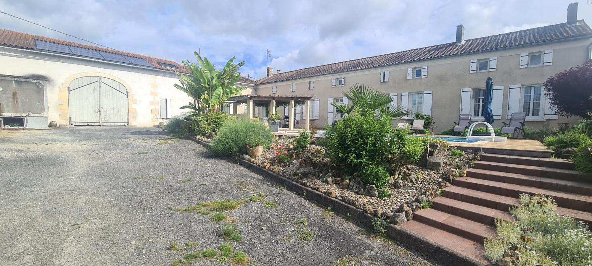 Gites De 2 A 11 Personnes Au Domaine D'Usson Echebrune Eksteriør billede